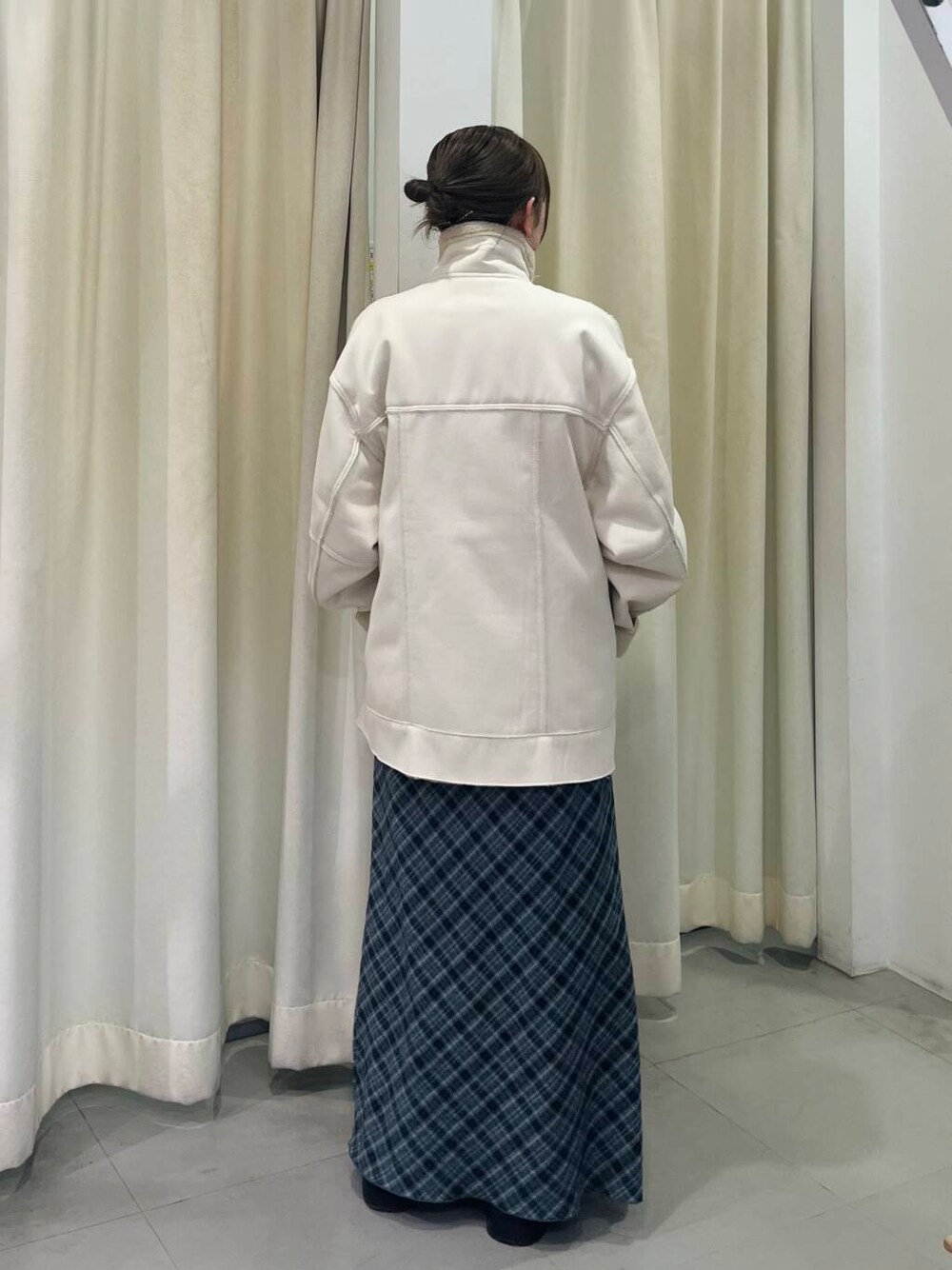 ホワイト系のその他アウター、グレー系のスカートを着用したレディースの冬コーディネートの4枚目の写真