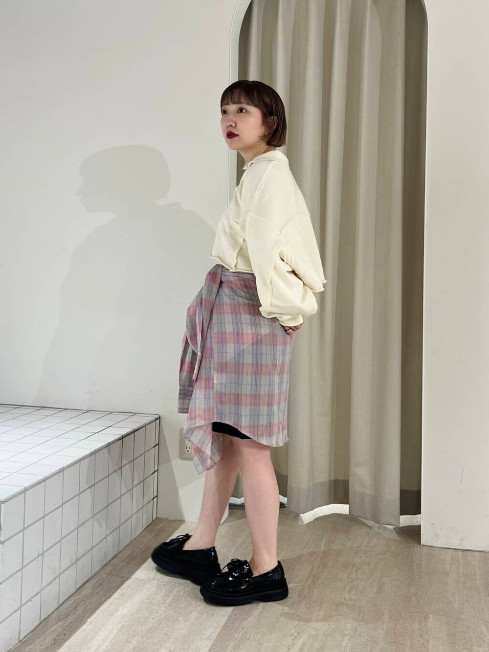 ブラック系のその他パンツ、ホワイト系のスウェット、ブラック系のその他シューズを着用したレディースの春コーディネートの2枚目の写真