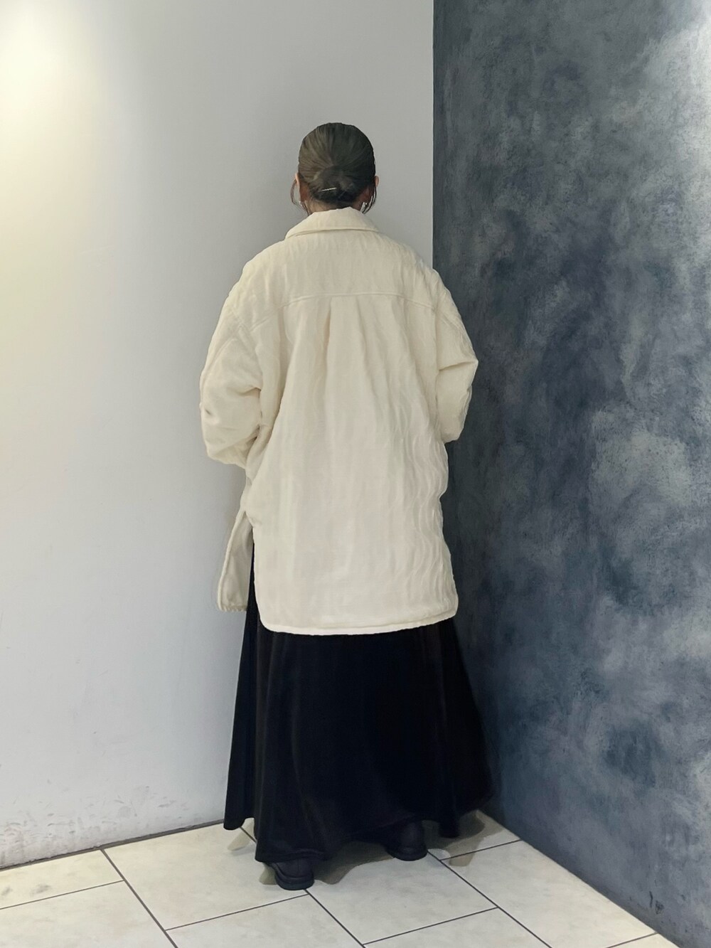 ホワイト系のダウンジャケット/コート、ブラウン系のスカートを着用したレディースの秋コーディネートの4枚目の写真