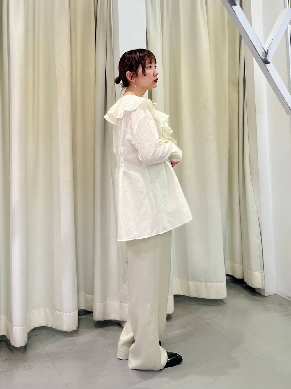 ベージュ系のその他パンツ、ホワイト系のシャツ/ブラウスを着用したレディースの冬コーディネートの4枚目の写真
