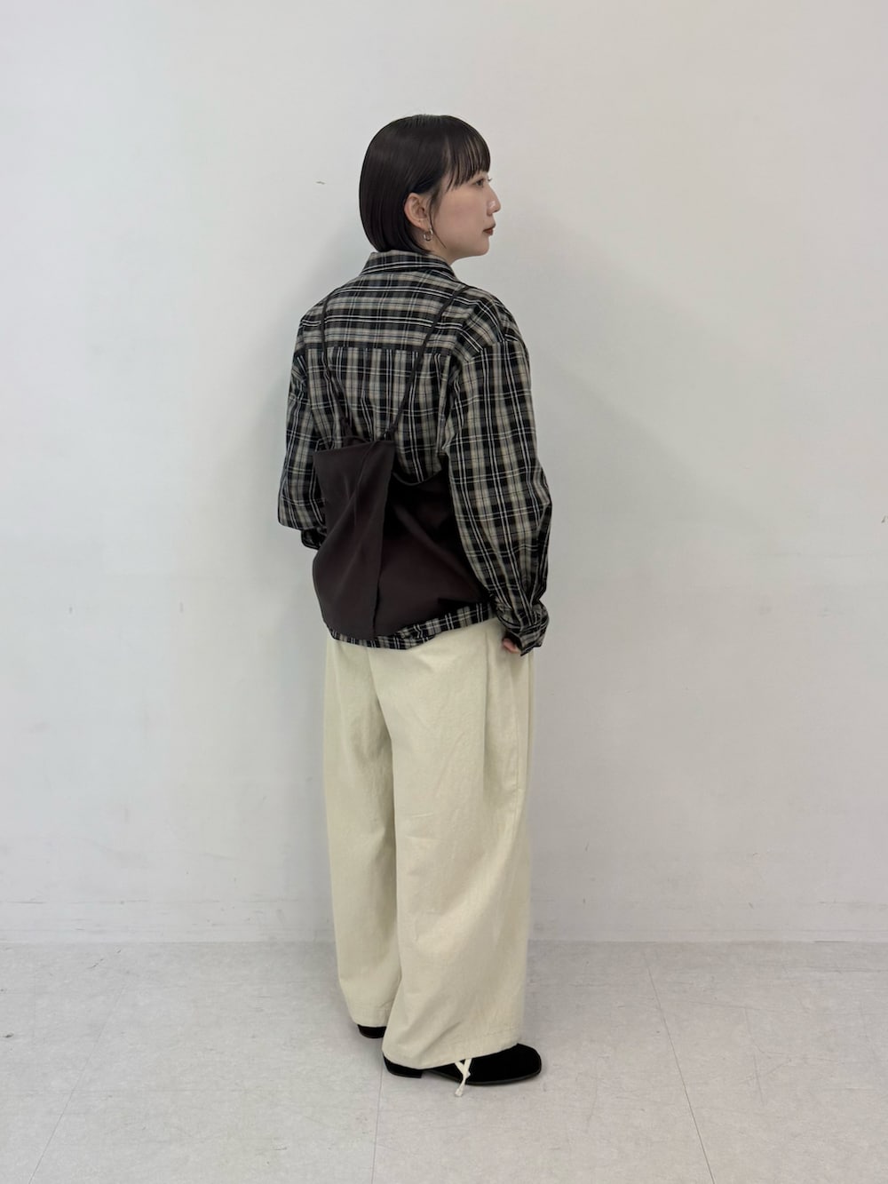 ブラック系のシャツ/ブラウス、ホワイト系のその他パンツを着用したレディースの夏コーディネートの2枚目の写真