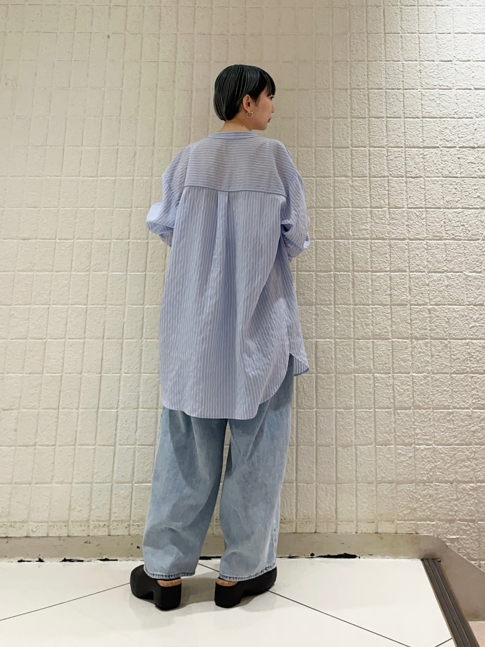 パープル系のシャツ/ブラウス、ブルー系のデニムパンツ、ブラック系のサンダルを着用したレディースの春コーディネートの4枚目の写真