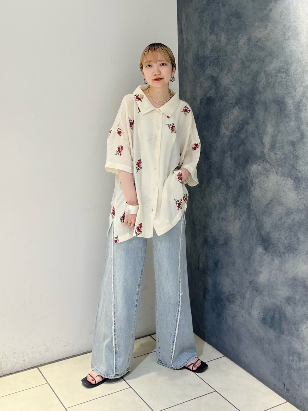 ホワイト系のシャツ/ブラウス、ブルー系のデニムパンツを着用したレディースの夏コーディネートの2枚目の写真