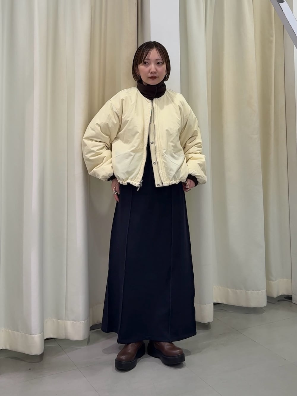 ブラウン系のその他アウターを着用したレディースの秋コーディネートの3枚目の写真