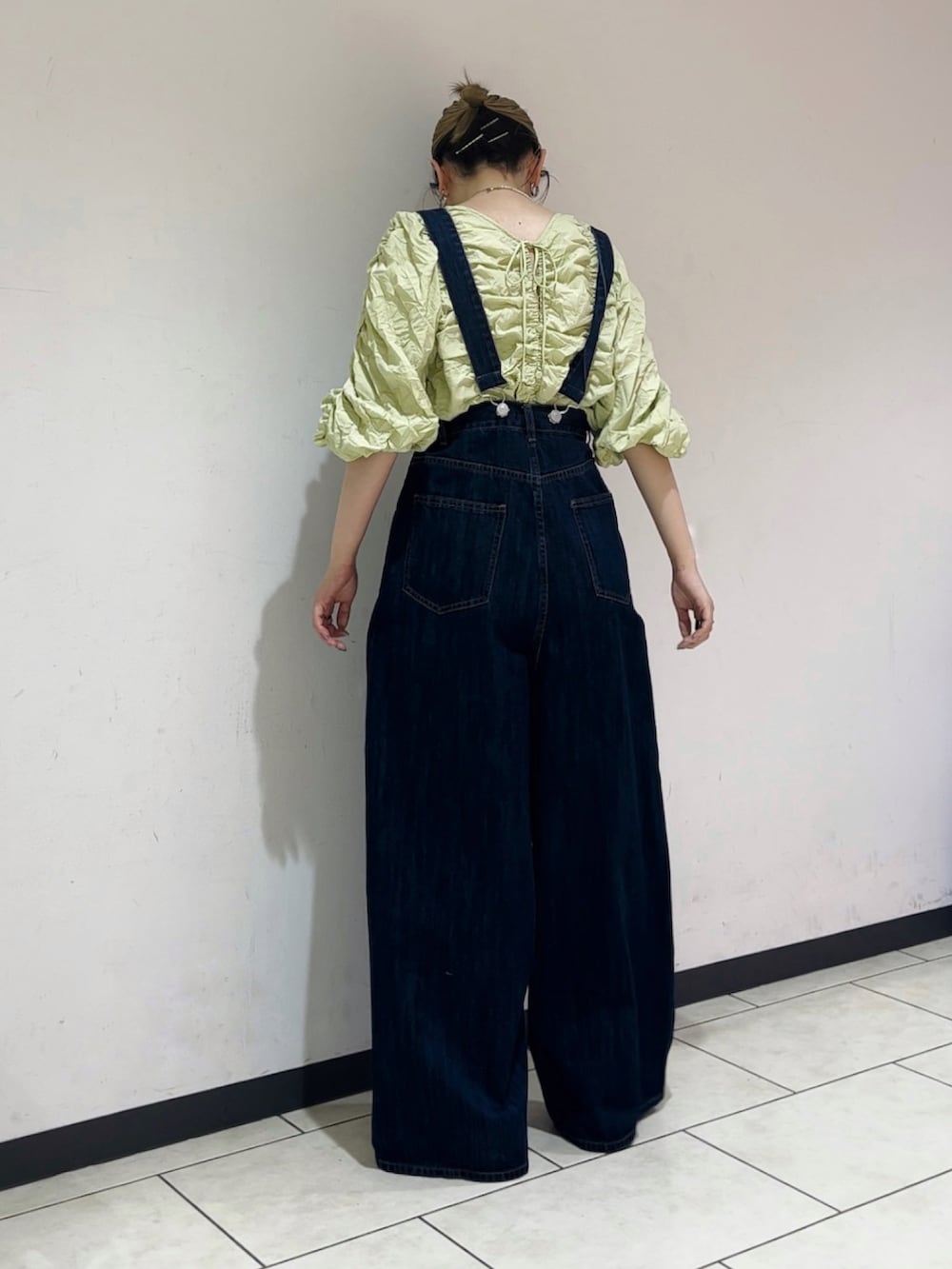 グリーン系のシャツ/ブラウス、ブルー系のサロペット/オーバーオール、レッド系のローファーを着用したレディースの春コーディネートの4枚目の写真