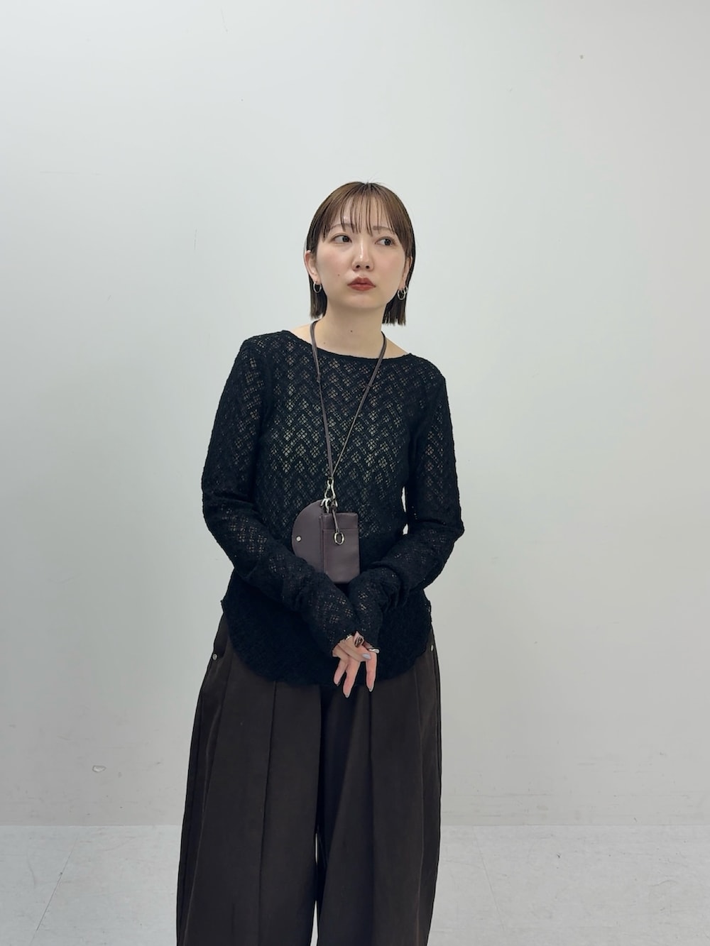 ブラック系のTシャツ/カットソー、ブラウン系のショルダーバッグ、ブラウン系のその他パンツを着用したレディースの春コーディネートの3枚目の写真