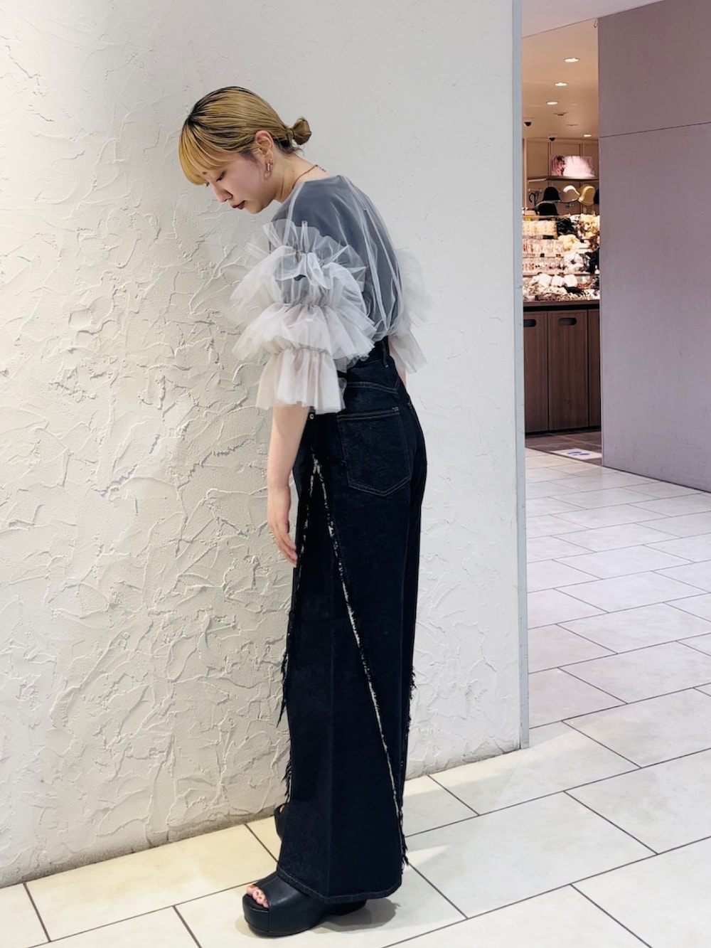 グレー系のシャツ/ブラウス、ブルー系のデニムパンツ、ブラック系のTシャツ/カットソーを着用したレディースの春コーディネートの3枚目の写真