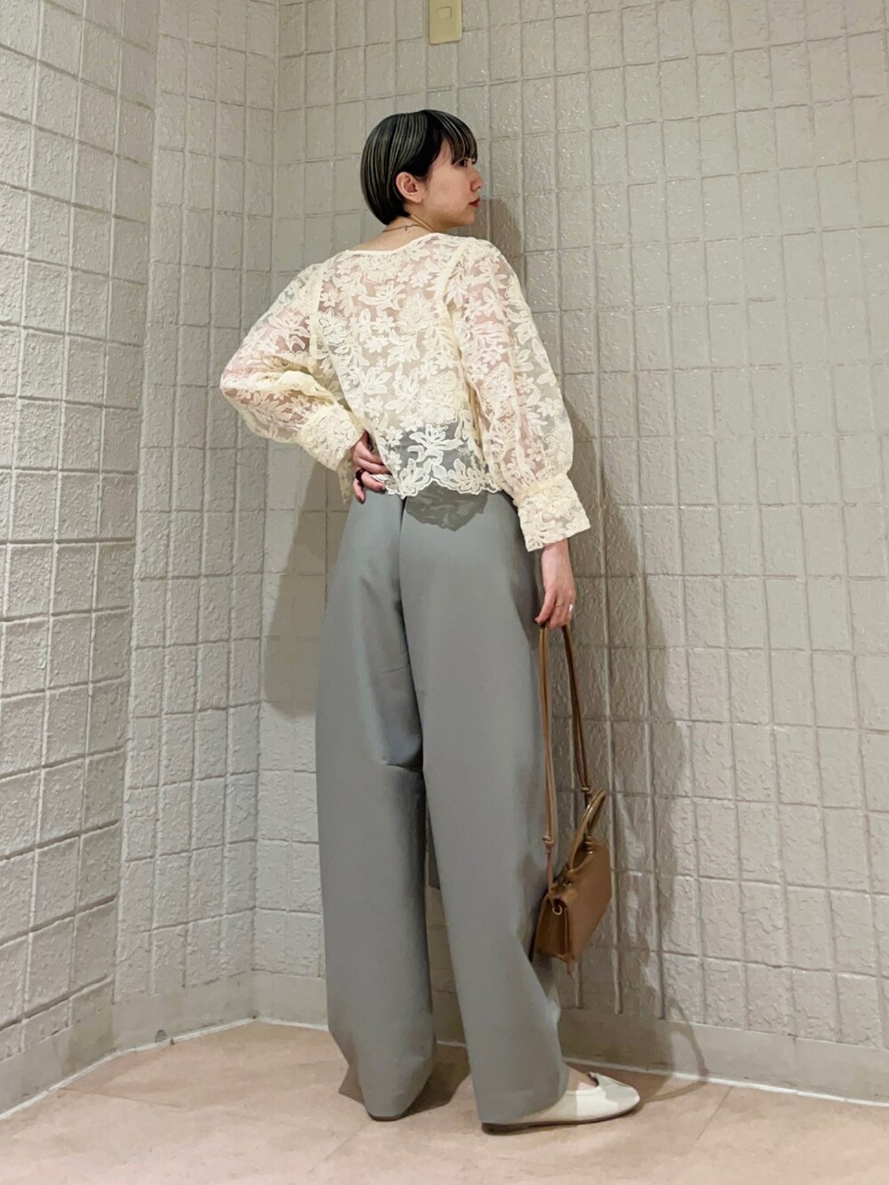 ホワイト系のシャツ/ブラウス、グリーン系のその他パンツ、ブラウン系のショルダーバッグを着用したレディースの春コーディネートの4枚目の写真
