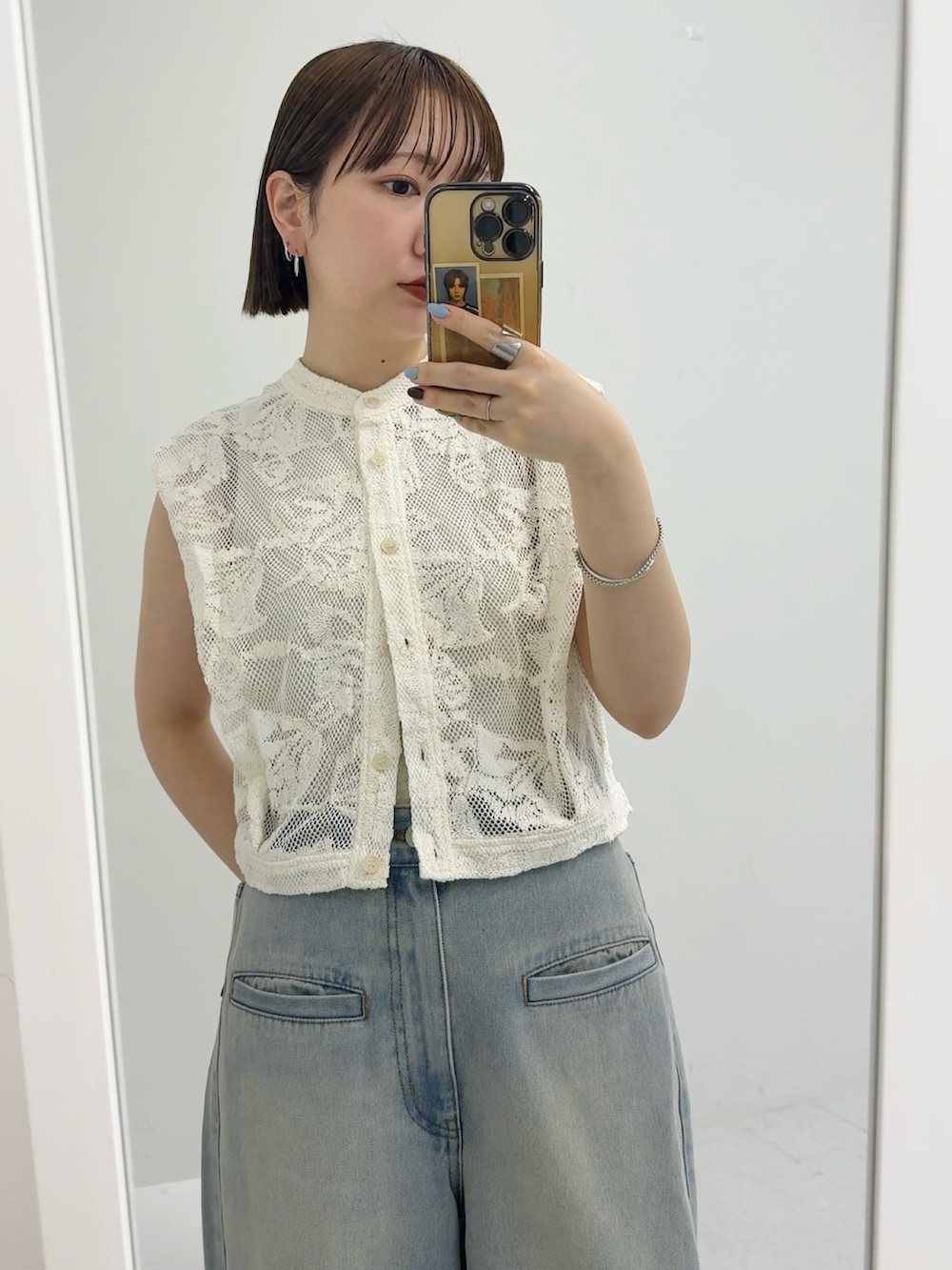 ホワイト系のシャツ/ブラウスを着用したレディースの春コーディネートの3枚目の写真