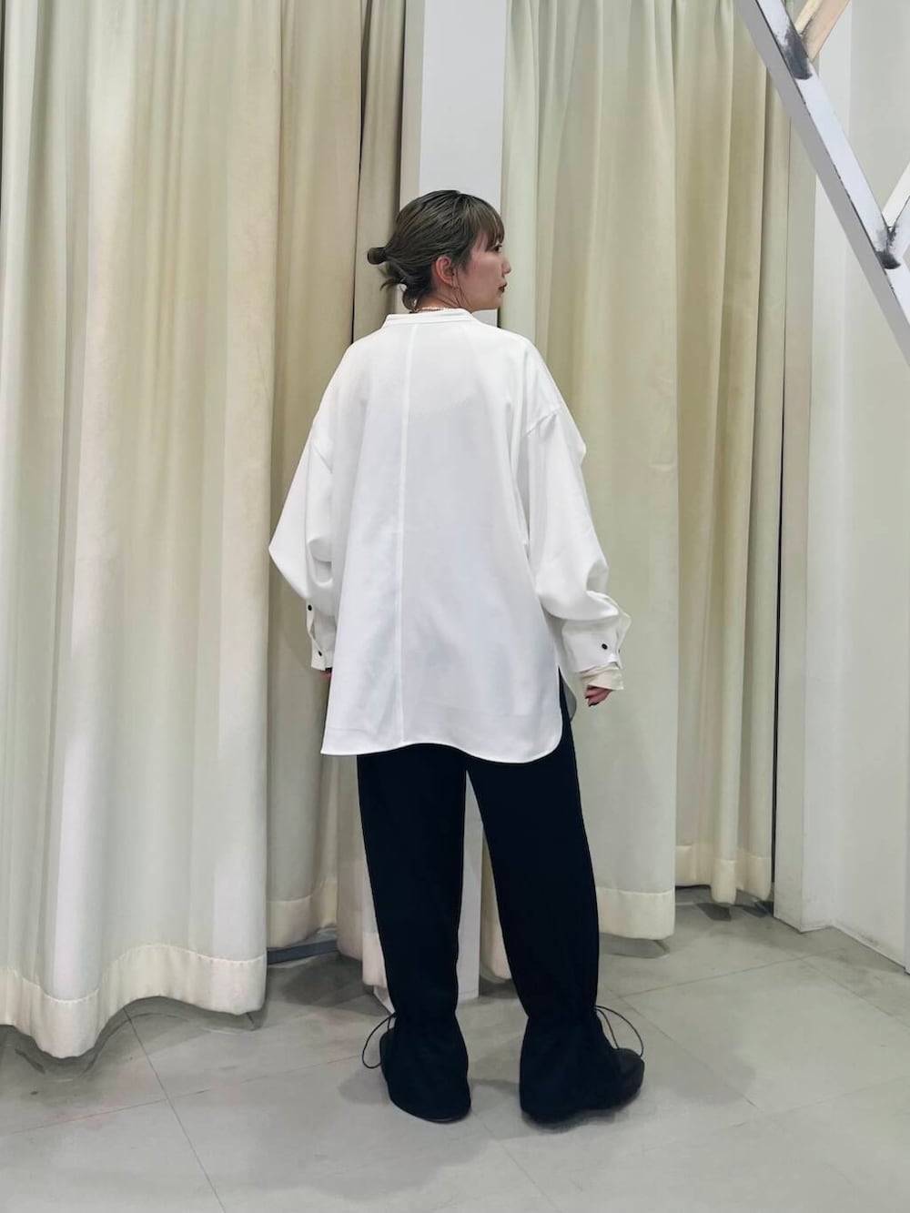 ホワイト系のMA-1、ブルー系のその他パンツ、ホワイト系のシャツ/ブラウスを着用したレディースの冬コーディネートの5枚目の写真