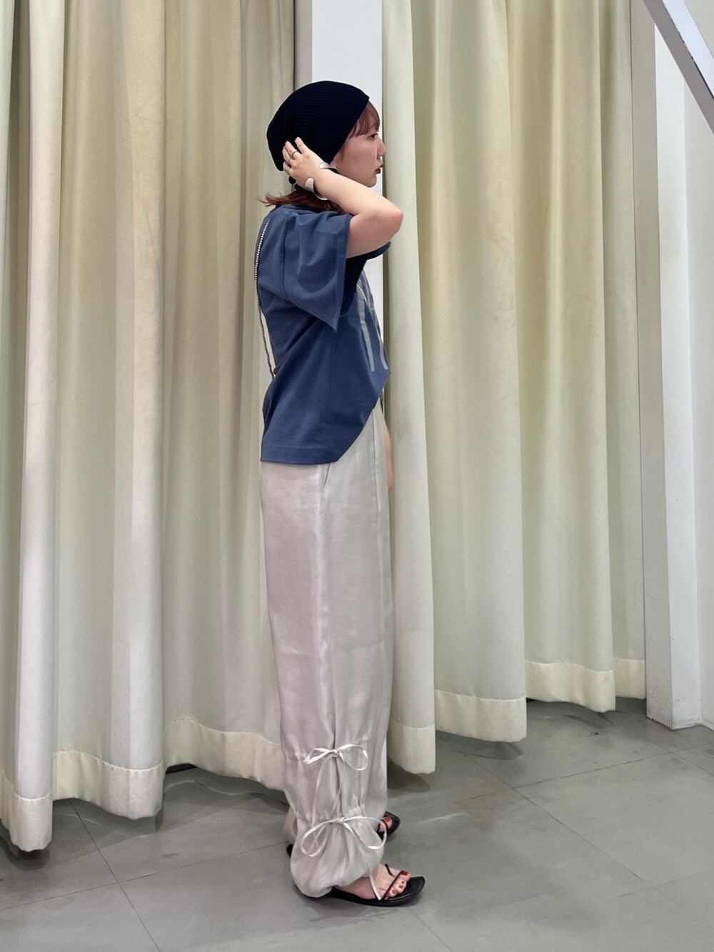ベージュ系のその他パンツ、ブルー系のTシャツ/カットソー、ブルー系のニットキャップ/ビーニーを着用したレディースの夏コーディネートの3枚目の写真