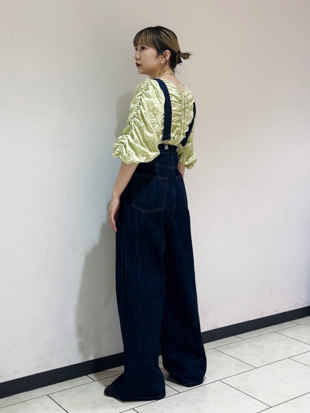 グリーン系のシャツ/ブラウス、ブルー系のサロペット/オーバーオール、レッド系のローファーを着用したレディースの春コーディネートの3枚目の写真