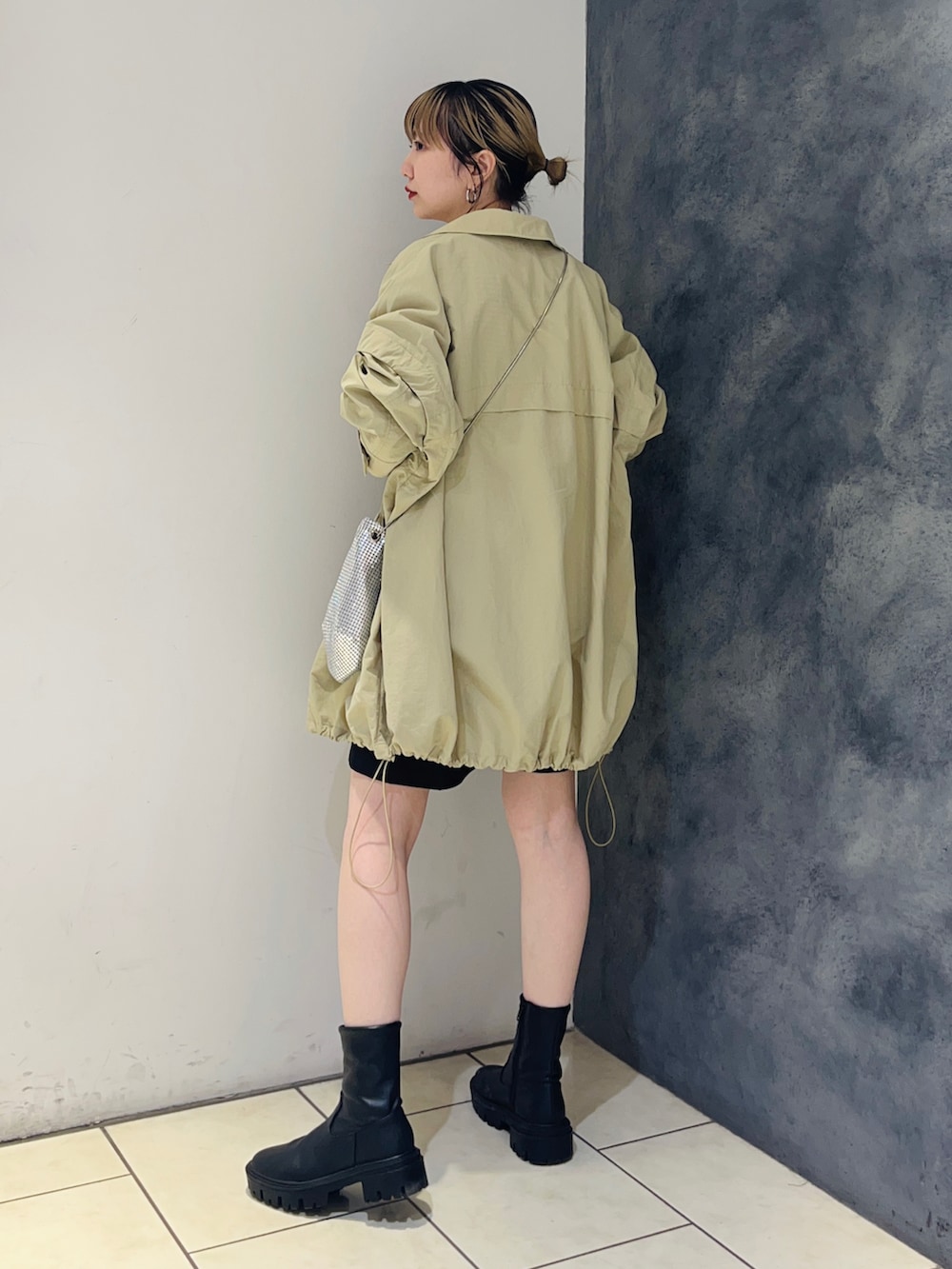 「KBF、アウター、ステンカラーコート、ポンチョ、春服コーデ、淡色コーデ、ショートパンツ、ボーダー、春色、春服みてみて、春アウター、春コーデ、春、ブーツ、ボーダートップス」｜「KBFのステンカラーBIGポンチョ（ポンチョ、ベージュ系）」を使った、まっちゃんさん（レディース・154cm）の冬コーディネートの3枚目の写真