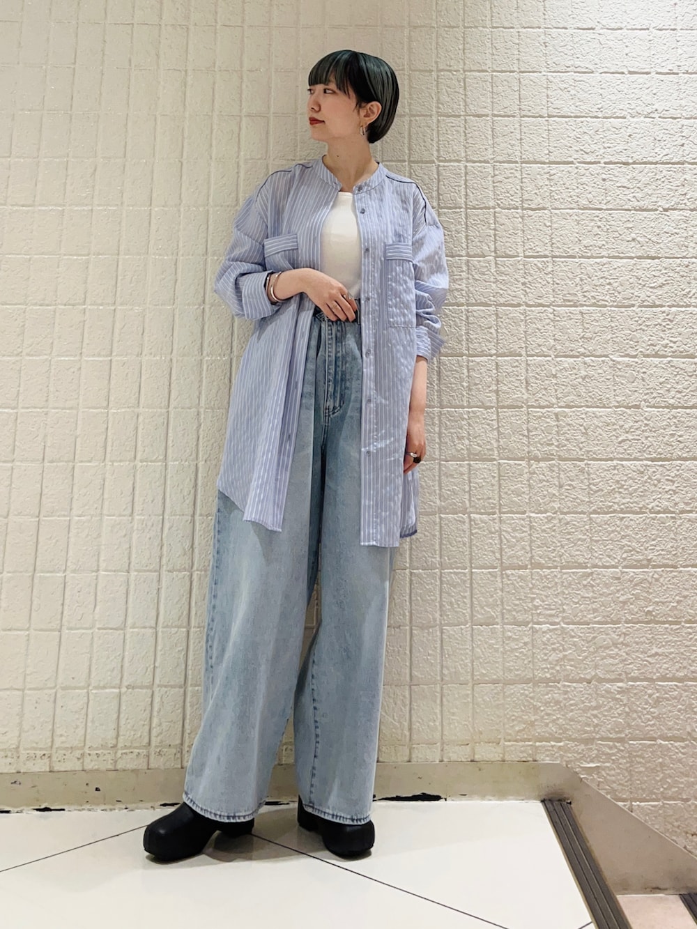 パープル系のシャツ/ブラウス、ブルー系のデニムパンツ、ブラック系のサンダルを着用したレディースの春コーディネートの2枚目の写真