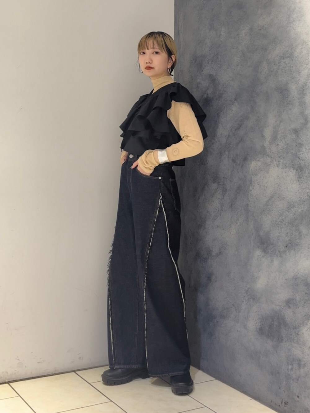 ブラック系のシャツ/ブラウス、ベージュ系のTシャツ/カットソー、ブルー系のデニムパンツを着用したレディースの春コーディネートの4枚目の写真