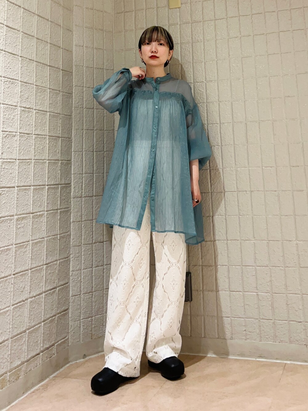 ブルー系のシャツ/ブラウス、ホワイト系のその他パンツ、ブラック系のサンダルを着用したレディースの春コーディネートの3枚目の写真
