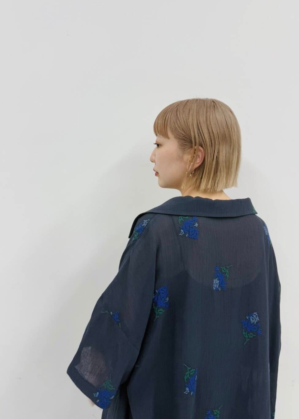 ブルー系のその他パンツ、ブルー系のシャツ/ブラウスを着用したレディースの春コーディネートの2枚目の写真