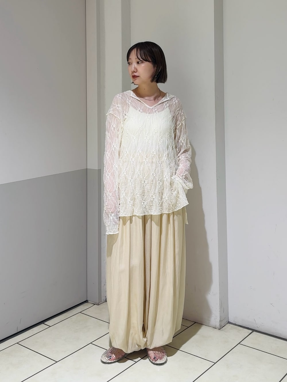 ホワイト系のTシャツ/カットソー、ホワイト系のその他パンツを着用したレディースの夏コーディネートの2枚目の写真