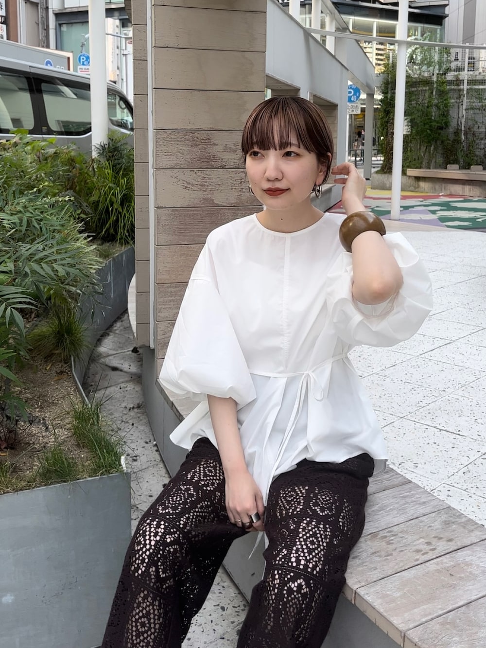 ホワイト系のシャツ/ブラウス、ブラウン系のその他パンツ、イエロー系のサンダルを着用したレディースの夏コーディネートの4枚目の写真