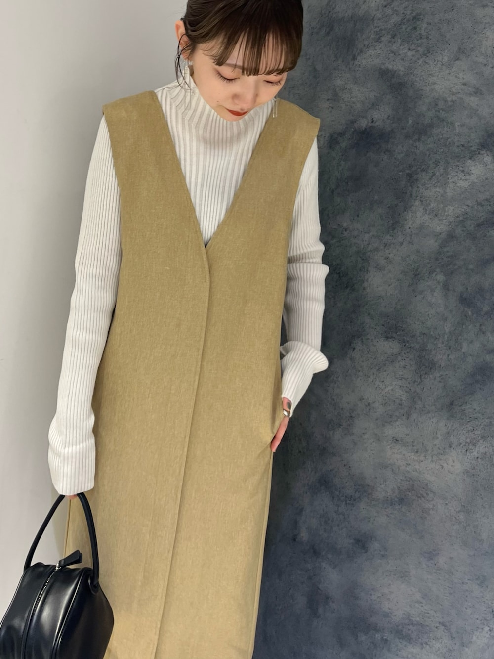 その他のジャケット/アウター、ベージュ系のジャンパースカート、グレー系のニット/セーターを着用したレディースの秋コーディネートの5枚目の写真