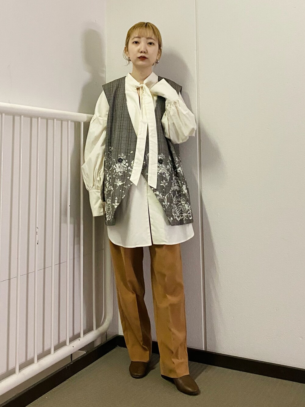 ホワイト系のシャツ/ブラウス、ブラウン系のベスト、ブラウン系のその他パンツを着用したレディースの冬コーディネートの3枚目の写真