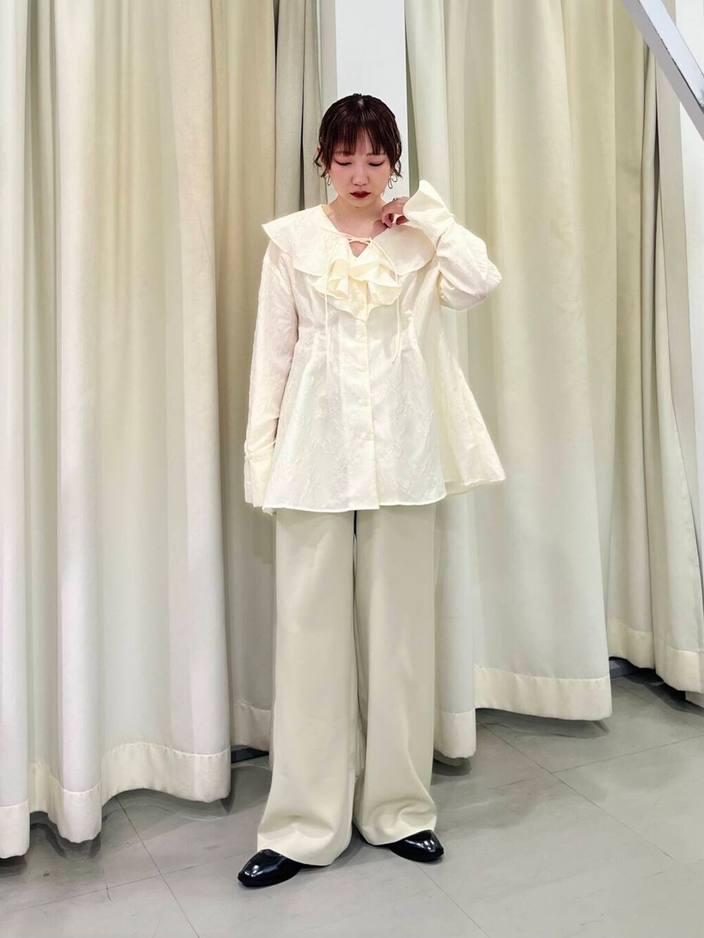 ベージュ系のその他パンツ、ホワイト系のシャツ/ブラウスを着用したレディースの冬コーディネートの3枚目の写真