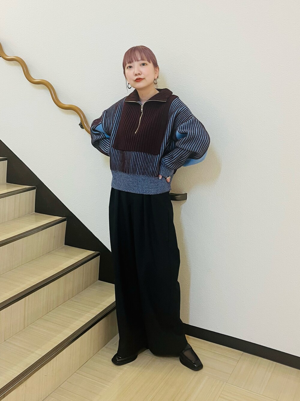 ブルー系のニット/セーター、ブラック系のその他パンツ、ブラック系のローファーを着用したレディースの春コーディネートの2枚目の写真