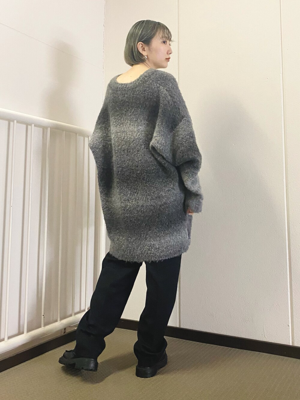 ブラック系のニット/セーター、ベージュ系のその他パンツ、ブラック系のブーツを着用したレディースの秋コーディネートの4枚目の写真