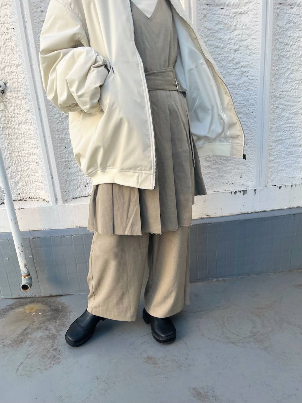 ホワイト系のTシャツ/カットソー、ベージュ系のサロペット/オーバーオール、ホワイト系のMA-1を着用したレディースの秋コーディネートの3枚目の写真