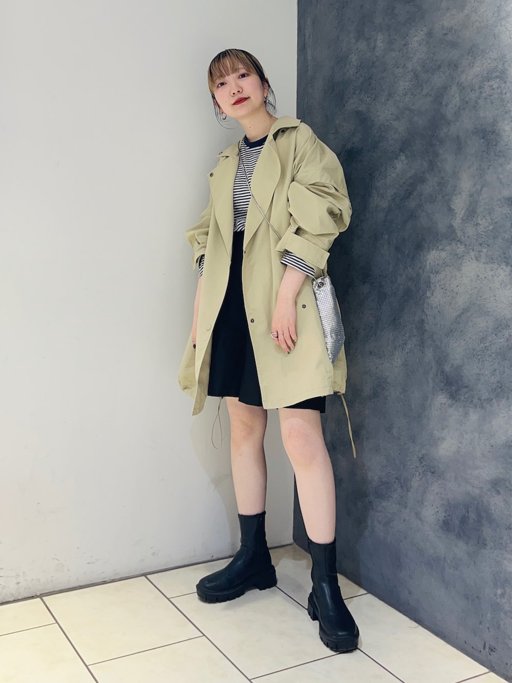 「KBF、アウター、ステンカラーコート、ポンチョ、春服コーデ、淡色コーデ、ショートパンツ、ボーダー、春色、春服みてみて、春アウター、春コーデ、春、ブーツ、ボーダートップス」｜「KBFのステンカラーBIGポンチョ（ポンチョ、ベージュ系）」を使った、まっちゃんさん（レディース・154cm）の冬コーディネートの2枚目の写真