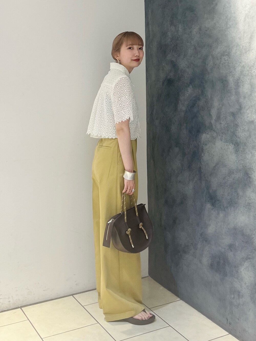 ベージュ系のその他パンツ、ホワイト系のシャツ/ブラウス、ブラウン系のハンドバッグを着用したレディースの夏コーディネートの4枚目の写真