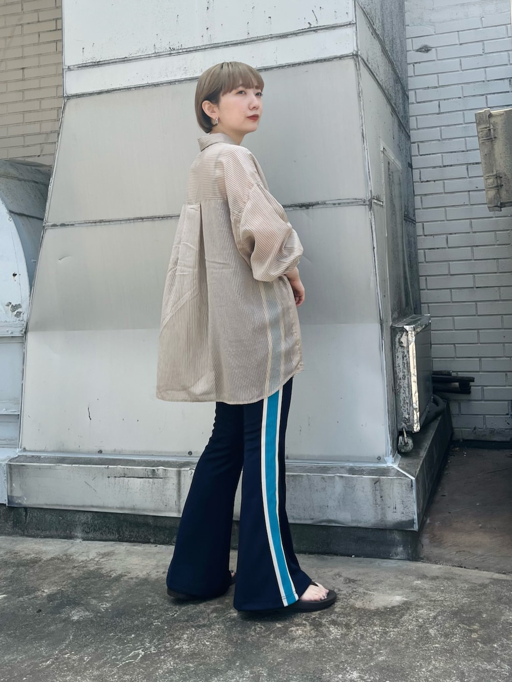 ブラウン系のシャツ/ブラウス、ブルー系のその他パンツを着用したレディースの夏コーディネートの3枚目の写真