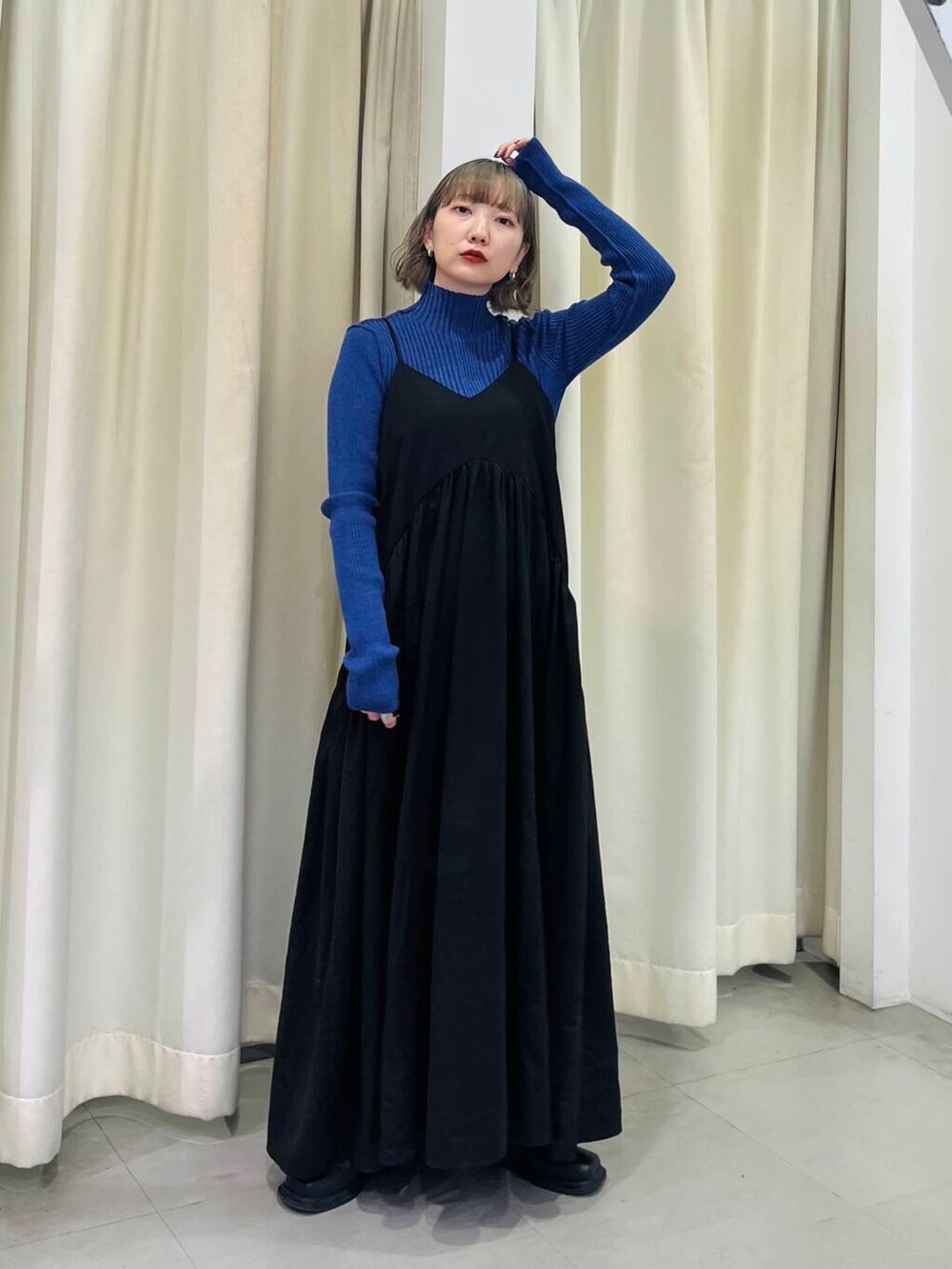 ブルー系のニット/セーター、ブラック系のその他アウター、ブラック系のワンピースを着用したレディースの秋コーディネートの5枚目の写真