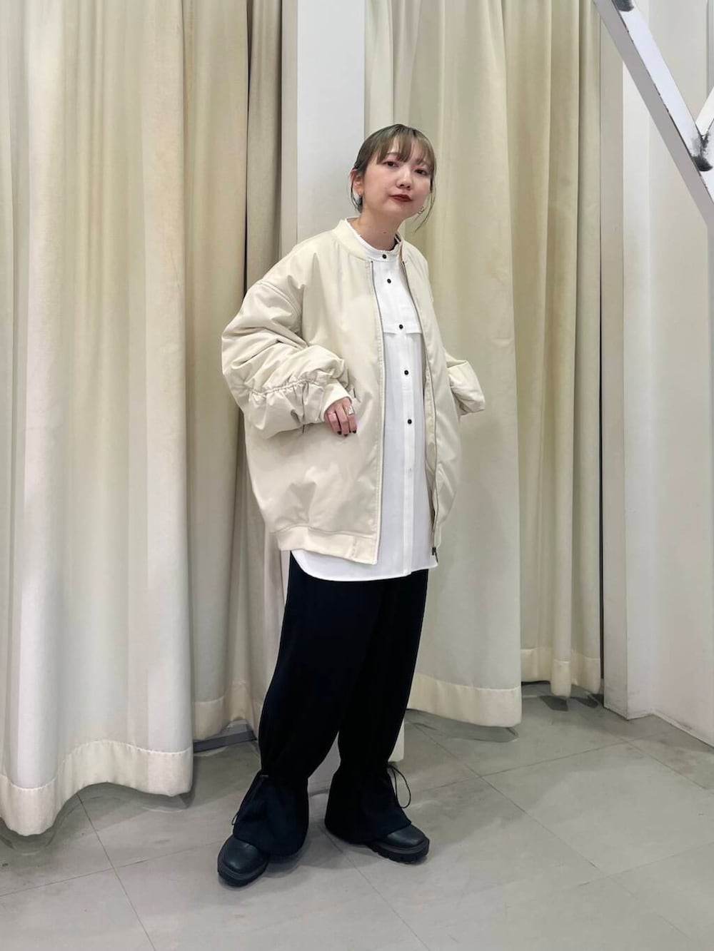 ホワイト系のMA-1、ブルー系のその他パンツ、ホワイト系のシャツ/ブラウスを着用したレディースの冬コーディネートの2枚目の写真