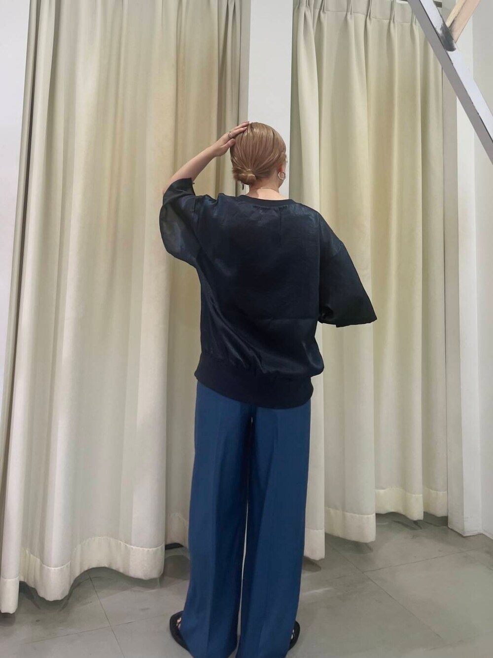 ブルー系のその他パンツ、ブルー系のTシャツ/カットソーを着用したレディースの夏コーディネートの4枚目の写真