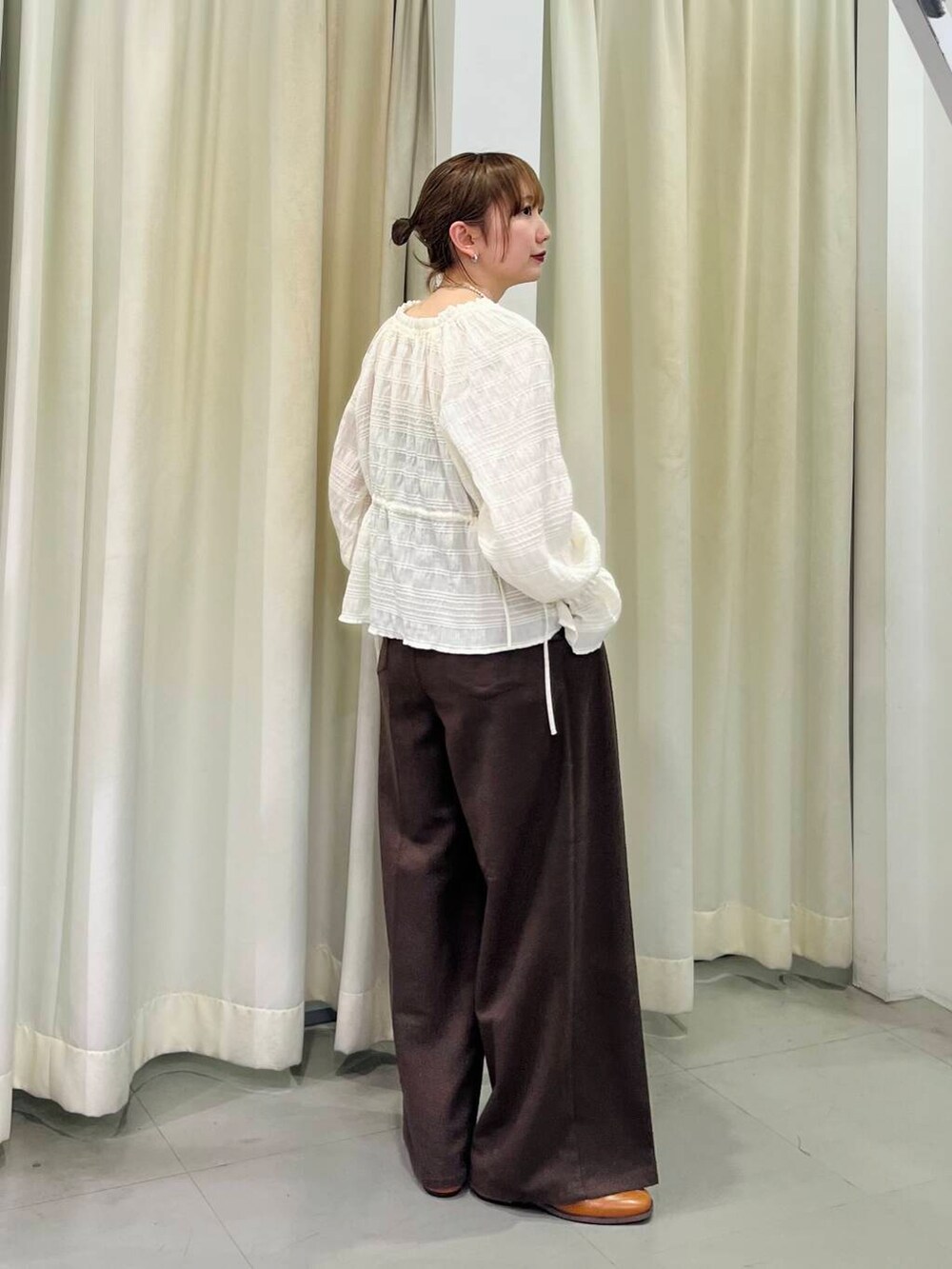 ブラウン系のその他パンツ、ホワイト系のシャツ/ブラウスを着用したレディースの冬コーディネートの2枚目の写真