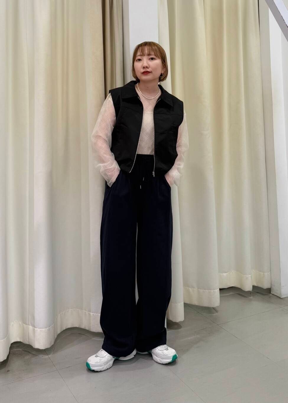 ブラック系のベスト、ホワイト系のTシャツ/カットソー、ブルー系のその他パンツを着用したレディースの春コーディネートの2枚目の写真