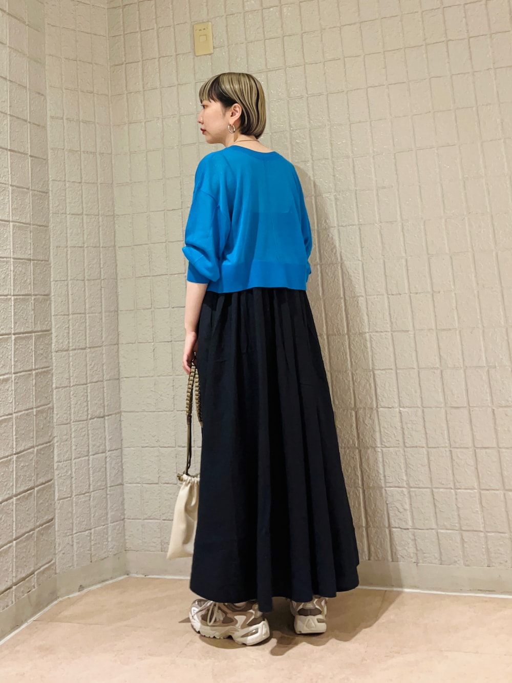 ブルー系のカーディガン/ボレロ、ブラック系のワンピース、ベージュ系のショルダーバッグを着用したレディースの春コーディネートの4枚目の写真