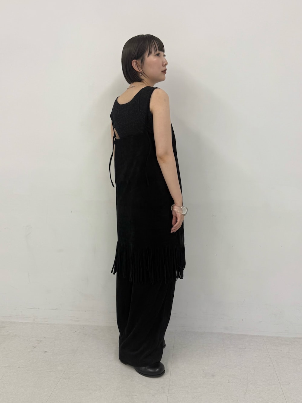 ブラック系のワンピース、ブラック系のその他パンツ、ブラック系のサンダルを着用したレディースの夏コーディネートの3枚目の写真