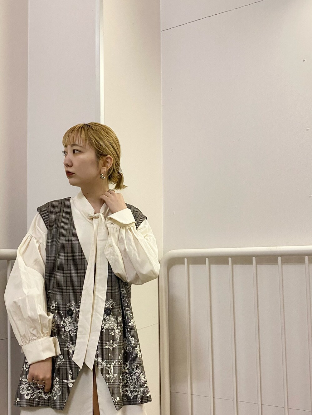 ホワイト系のシャツ/ブラウス、ブラウン系のベスト、ブラウン系のその他パンツを着用したレディースの冬コーディネートの5枚目の写真