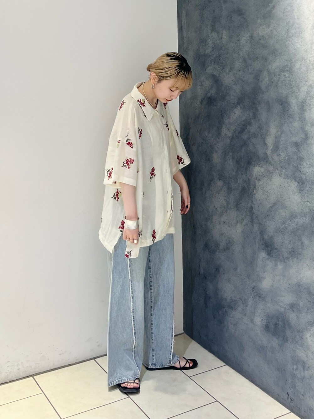 ホワイト系のシャツ/ブラウス、ブルー系のデニムパンツを着用したレディースの夏コーディネートの3枚目の写真