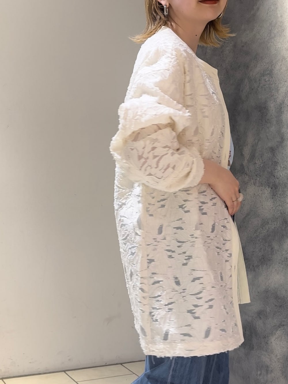 ホワイト系のシャツ/ブラウス、ホワイト系のTシャツ/カットソー、ブルー系のデニムパンツを着用したレディースの春コーディネートの3枚目の写真