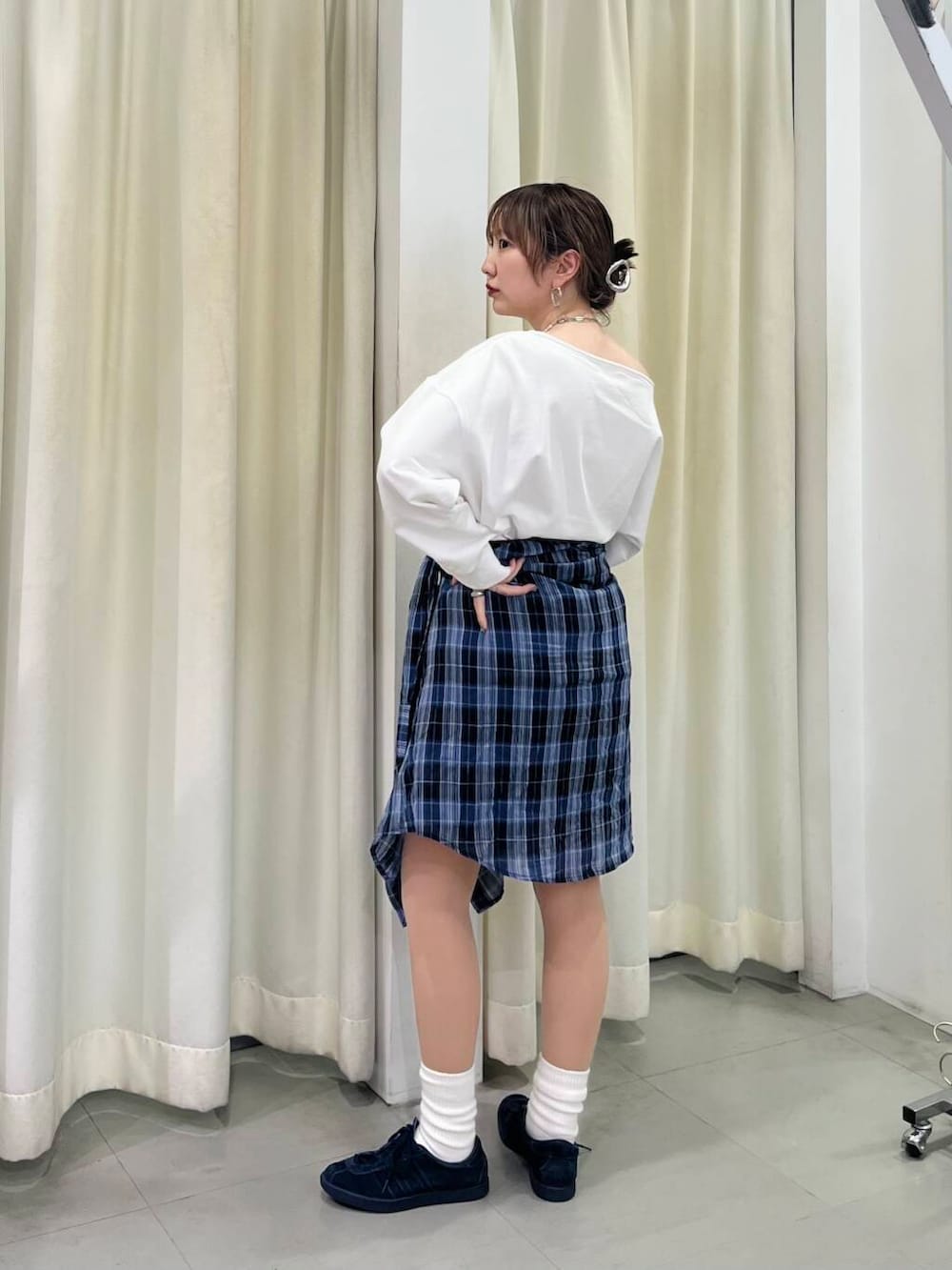 ピンク系のスウェット、ブルー系のシャツ/ブラウスを着用したレディースの春コーディネートの3枚目の写真