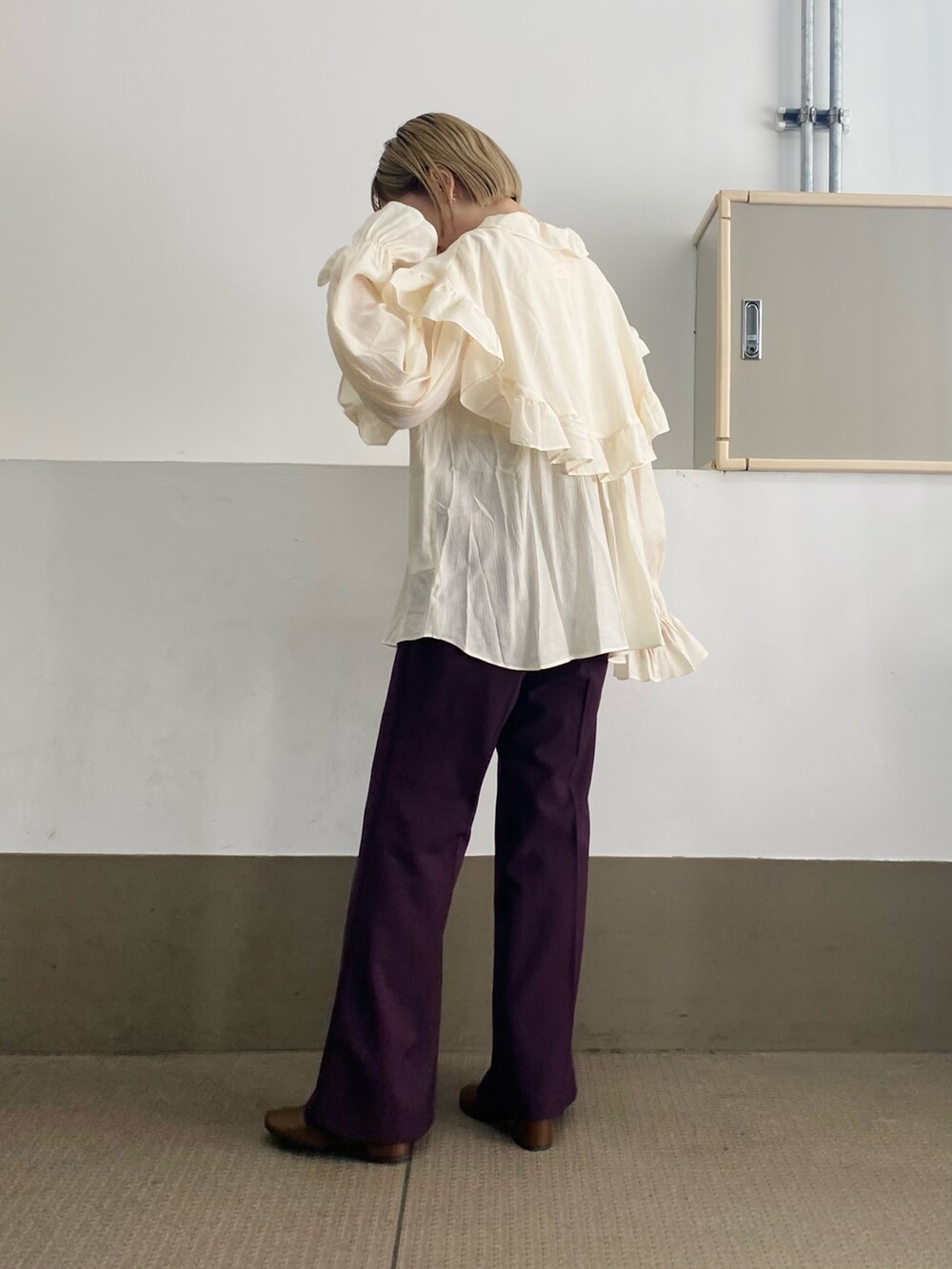 ホワイト系のシャツ/ブラウス、パープル系のその他パンツ、ブラウン系のブーツを着用したレディースの冬コーディネートの3枚目の写真