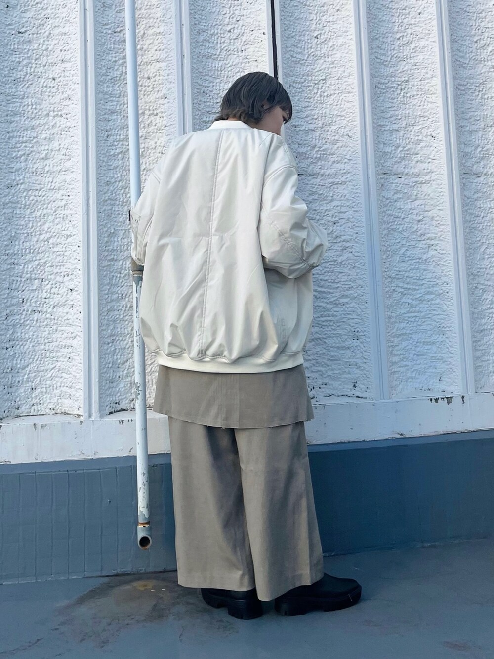 ベージュ系のサロペット/オーバーオール、ホワイト系のMA-1を着用したレディースの秋コーディネートの2枚目の写真