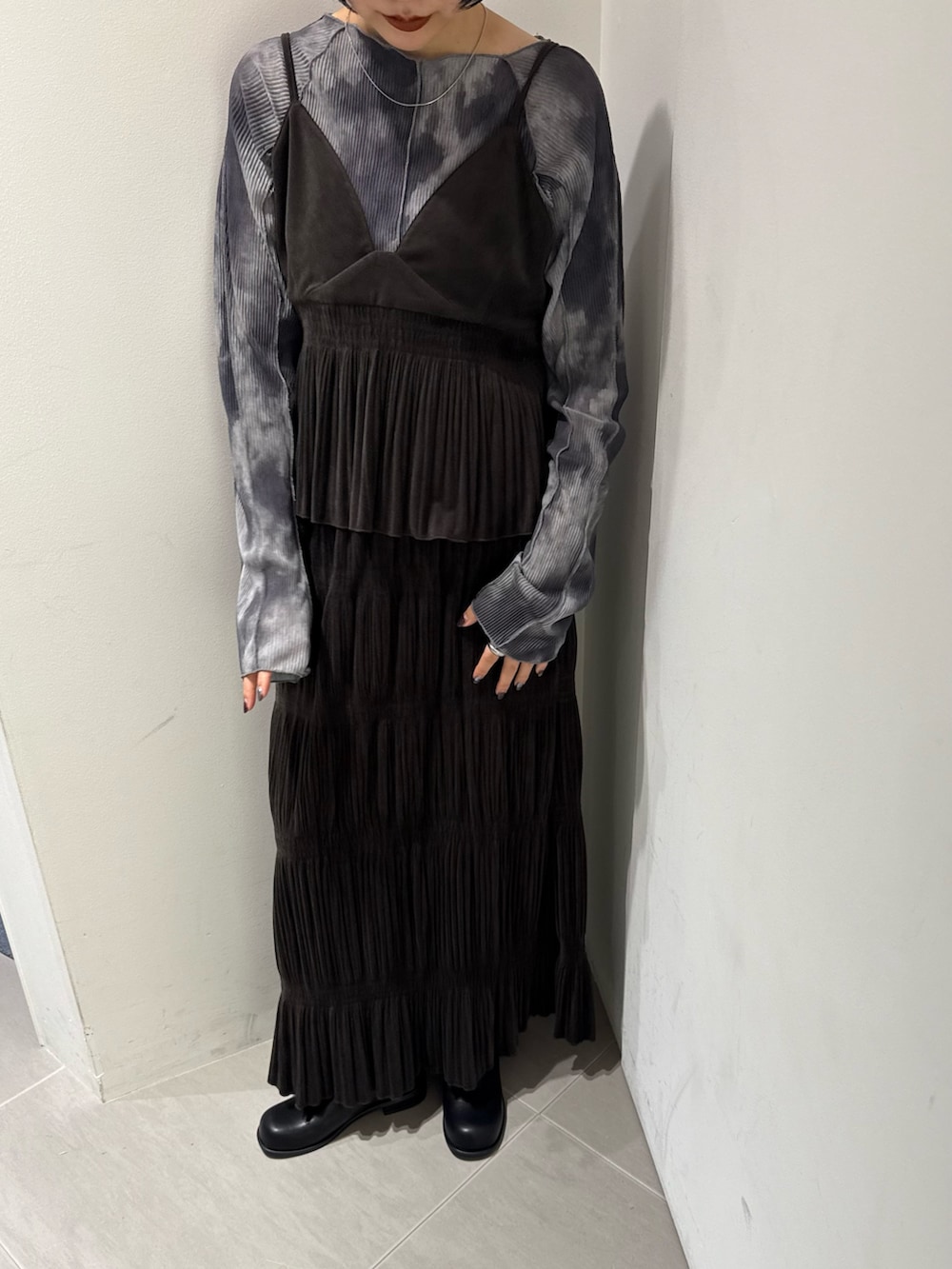 グレー系のTシャツ/カットソー、ブラウン系のワンピースを着用したレディースの秋コーディネートの3枚目の写真