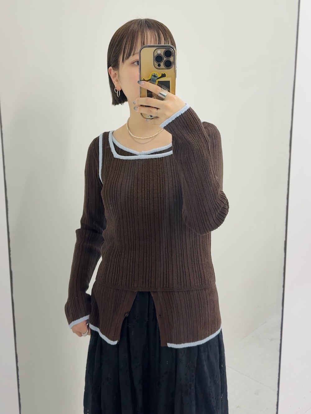 ブラウン系のニット/セーター、ブラック系のその他パンツを着用したレディースの冬コーディネートの3枚目の写真