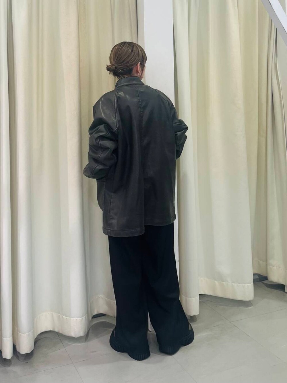 グレー系のニット/セーター、グリーン系のスニーカー、ブラック系のその他パンツを着用したレディースの冬コーディネートの3枚目の写真