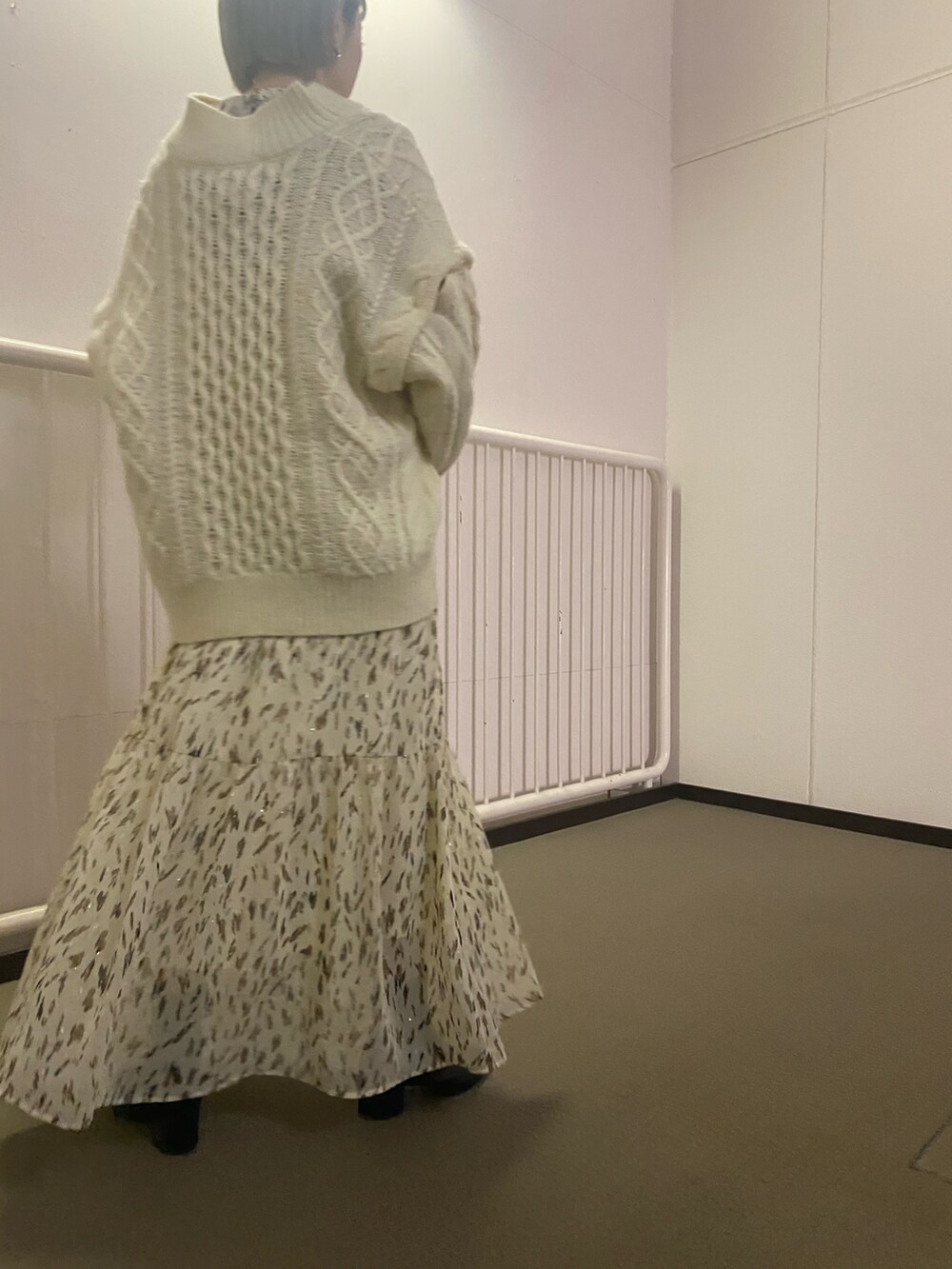 ホワイト系のニット/セーター、ホワイト系のワンピースを着用したレディースの冬コーディネートの4枚目の写真