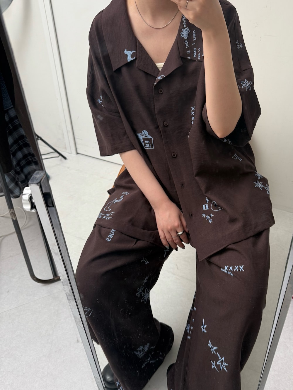 ブラウン系のシャツ/ブラウス、ブラウン系のその他パンツを着用したレディースの春コーディネートの3枚目の写真